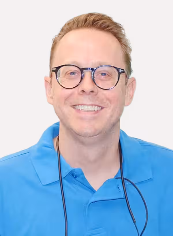 Tandlæge Nikolaj Hansen Tandlæge Nikolaj Hansen i blå kliniktrøje